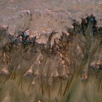 Nueva evidencia señala posibilidad de que haya agua salada fluyendo en la superficie de Marte