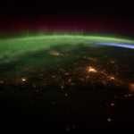 Así se ve la Tierra de noche desde la Estación Espacial Internacional. [Vídeo]